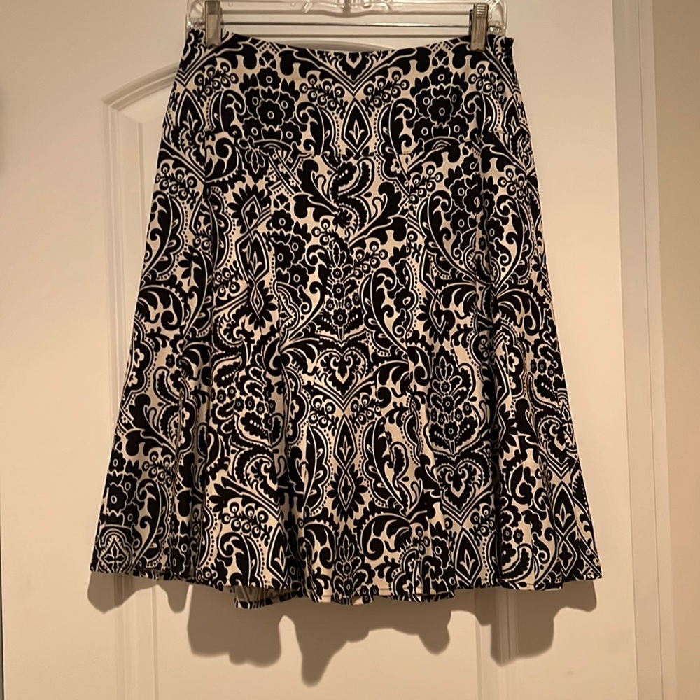 Ann Taylor black/cream print skirt. Size 4